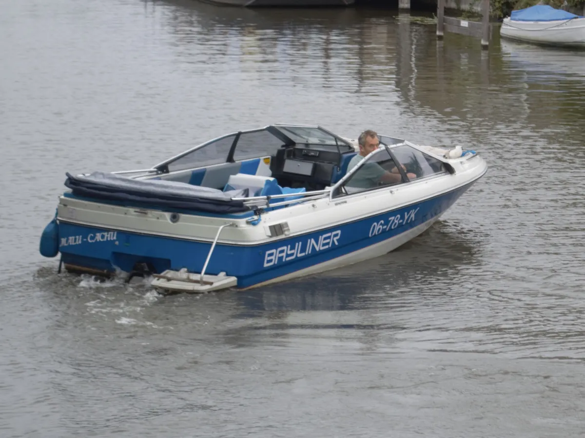 Polyester Speedboat Bayliner Capri 1750