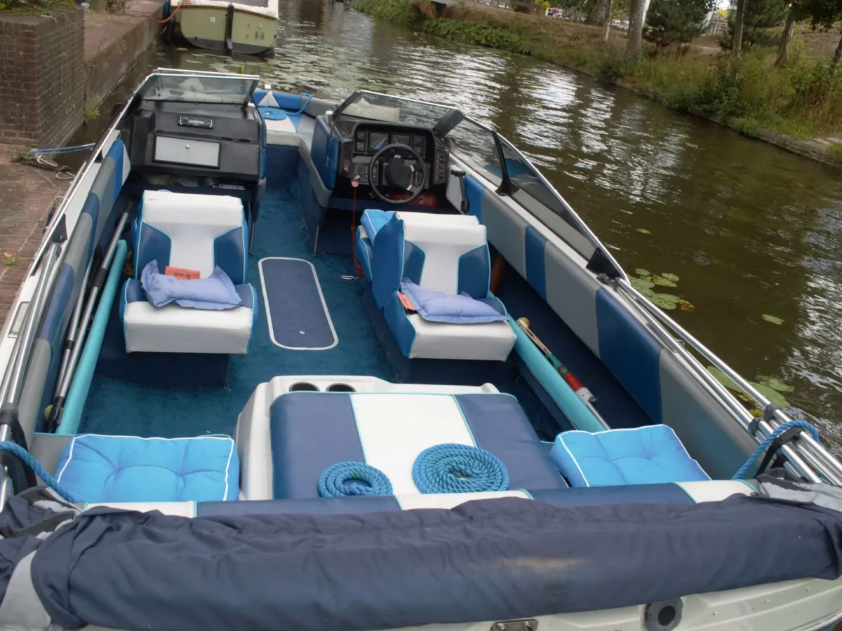 Polyester Speedboat Bayliner Capri 1750