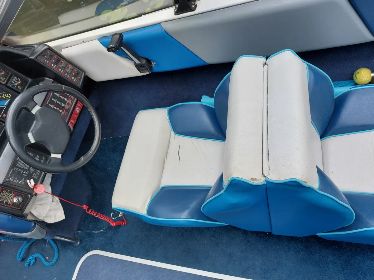 Polyester Speedboat Bayliner Capri 1750