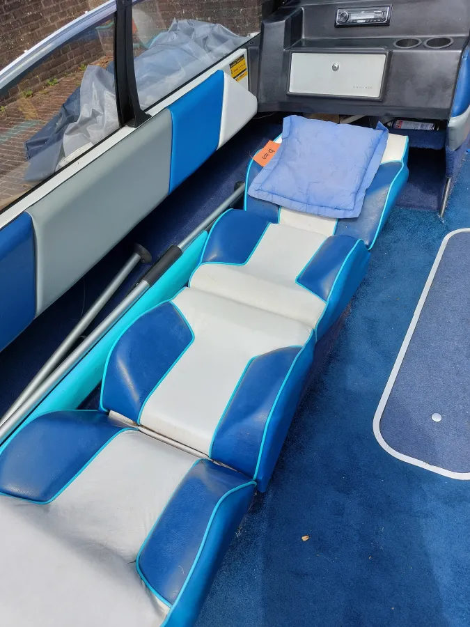 Polyester Speedboat Bayliner Capri 1750