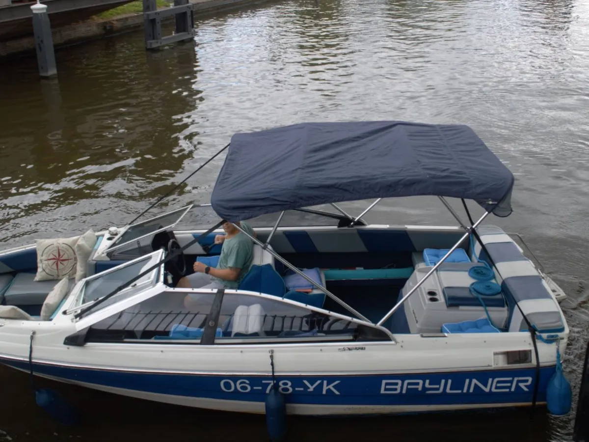 Polyester Speedboat Bayliner Capri 1750