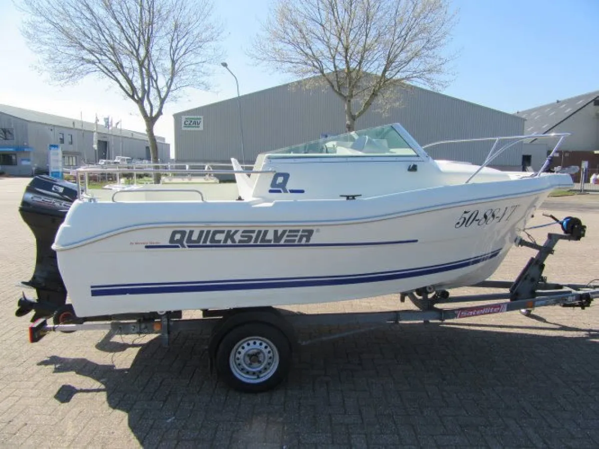 Polyester Speedboat Quicksilver 460 cabin