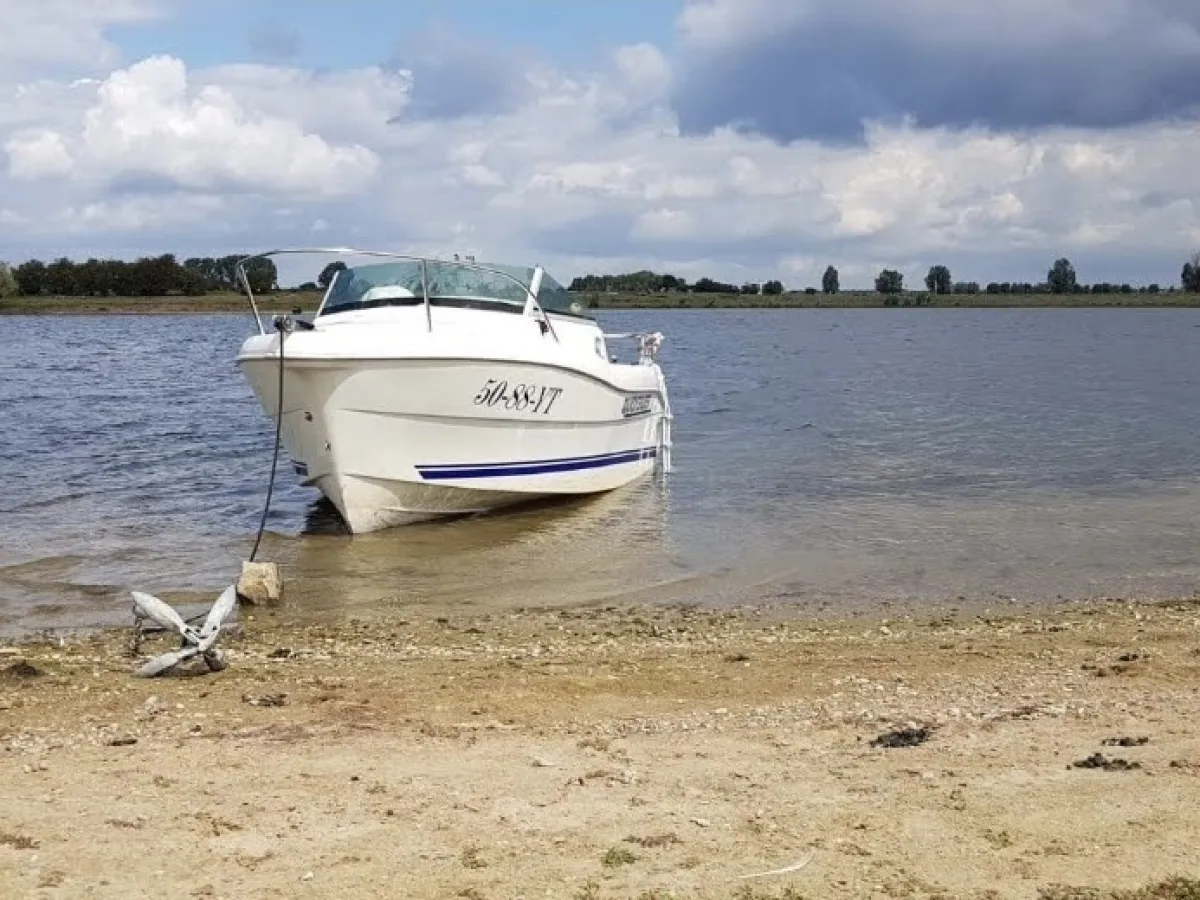 Polyester Speedboat Quicksilver 460 cabin