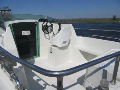 Polyester Speedboat Quicksilver 460 cabin Photo 4