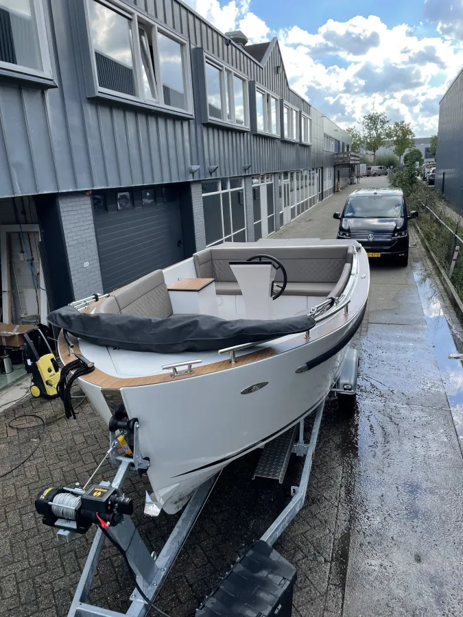 Polyester Sloop Maxima 630 tender