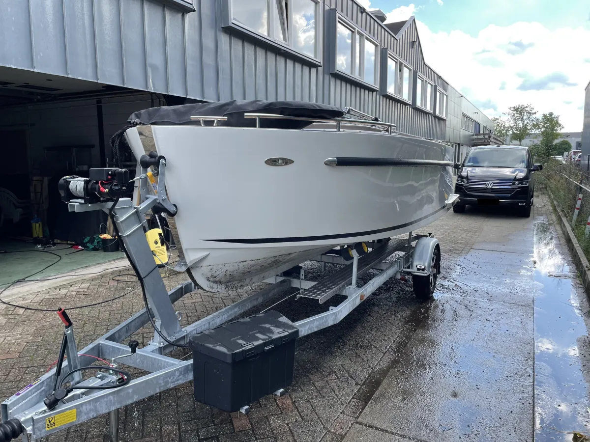 Polyester Sloop Maxima 630 tender