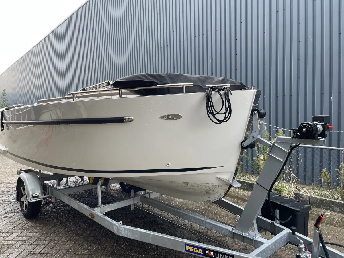 Polyester Sloop Maxima 630 tender