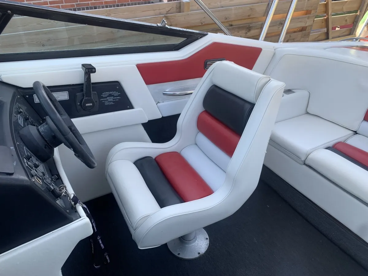 Polyester Speedboat Chaparral 2350