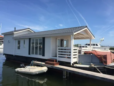 Houseboat 1885