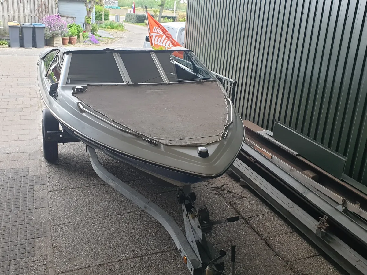 Polyester Speedboat Bayliner Capri Omc