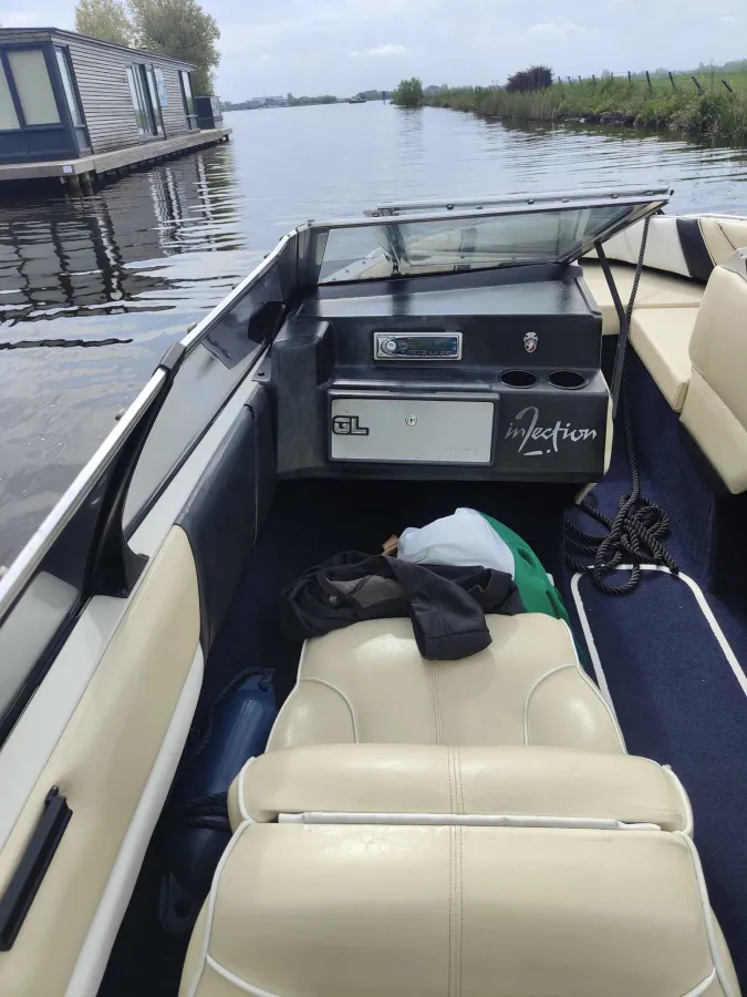 Polyester Speedboat Bayliner Capri Omc