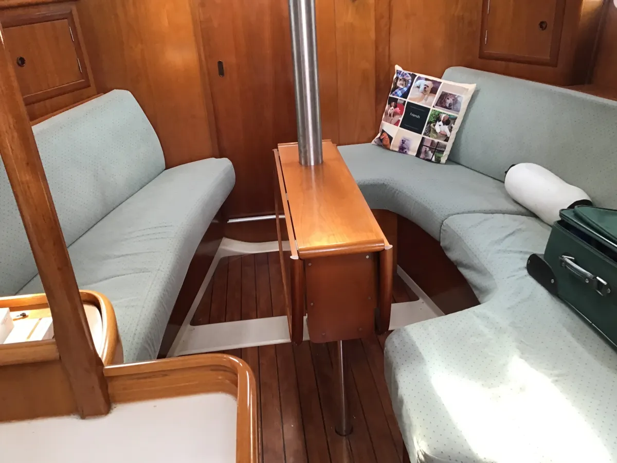 Polyester Sailboat Beneteau Océanis Clipper 331