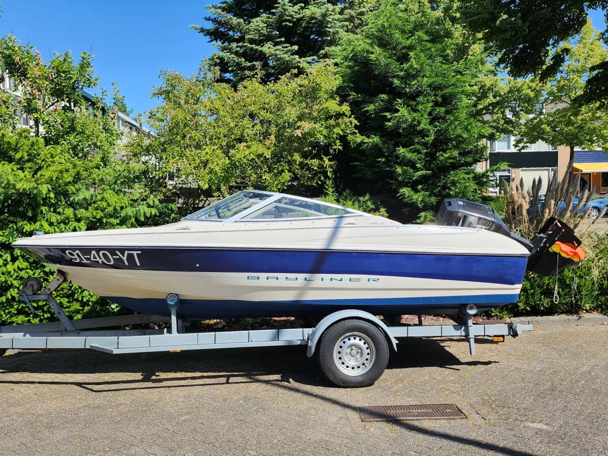 Polyester Speedboat Bayliner Capri 1750