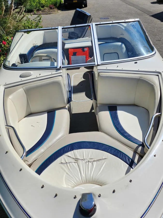 Polyester Speedboat Bayliner Capri 1750