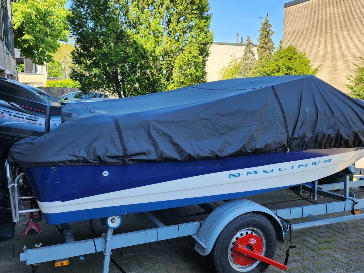 Polyester Speedboat Bayliner Capri 1750