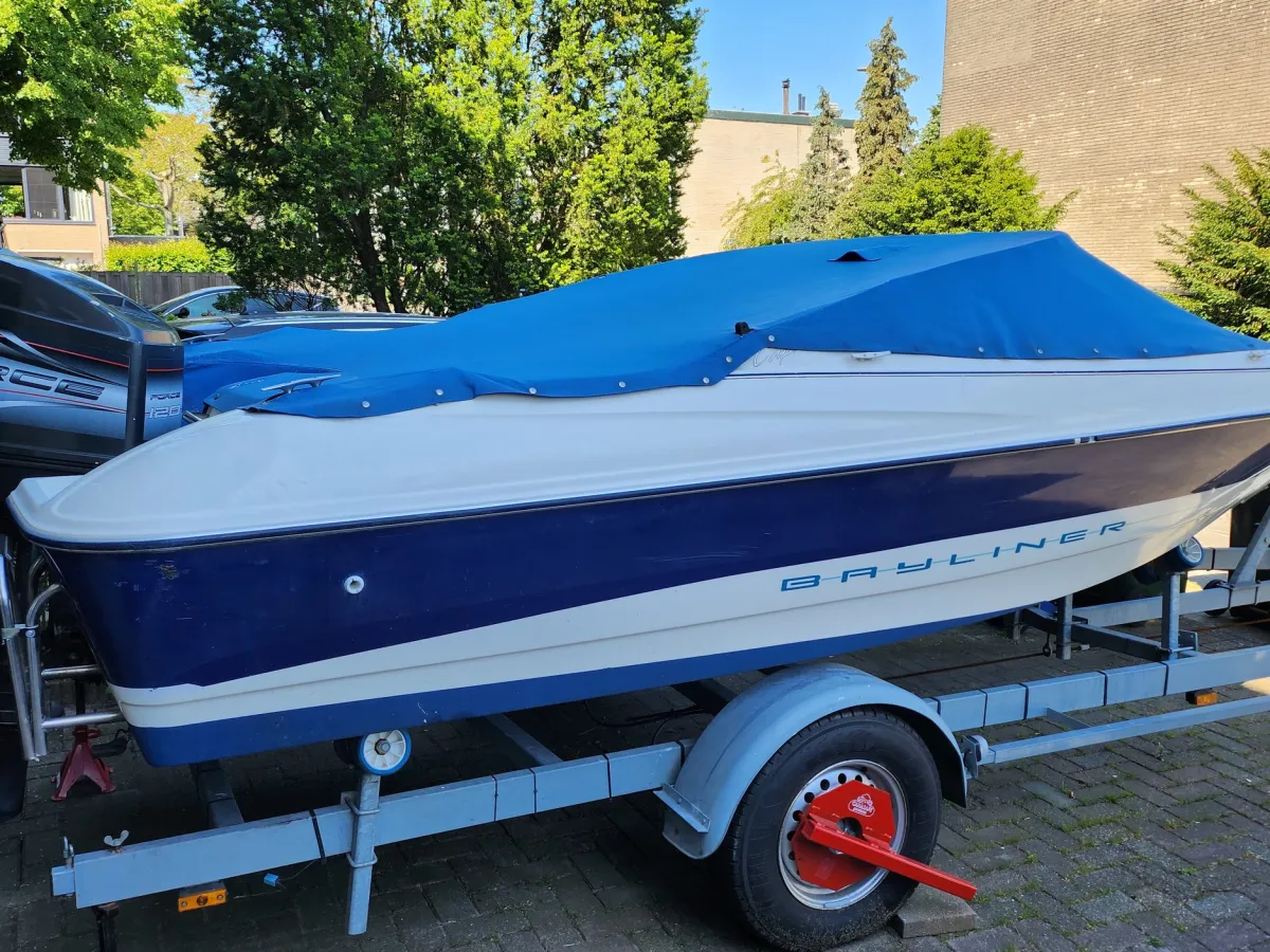 Polyester Speedboat Bayliner Capri 1750