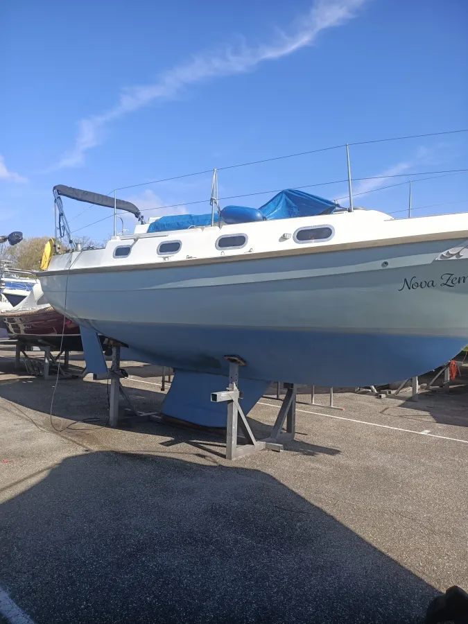 Polyester Sailboat Halcyon Clipper 850