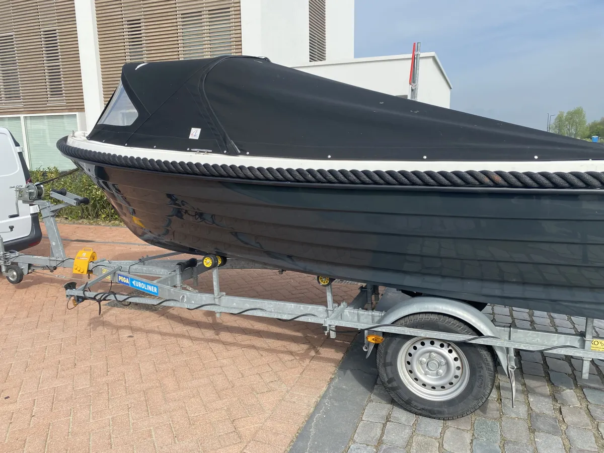 Polyester Sloop Mythos 560