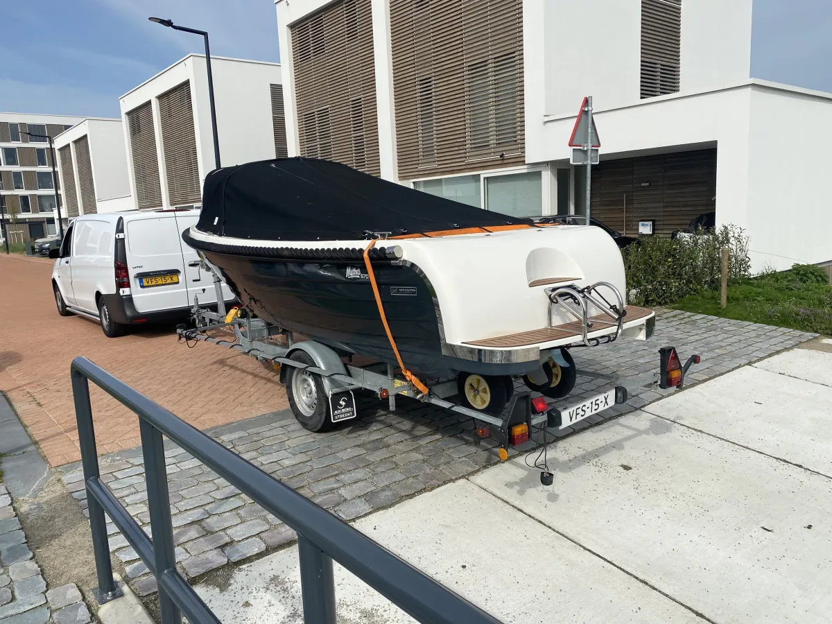 Polyester Sloop Mythos 560