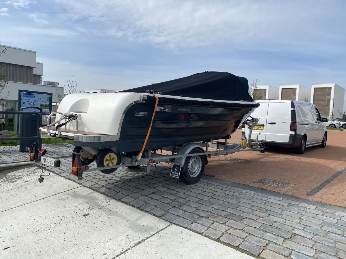 Polyester Sloop Mythos 560