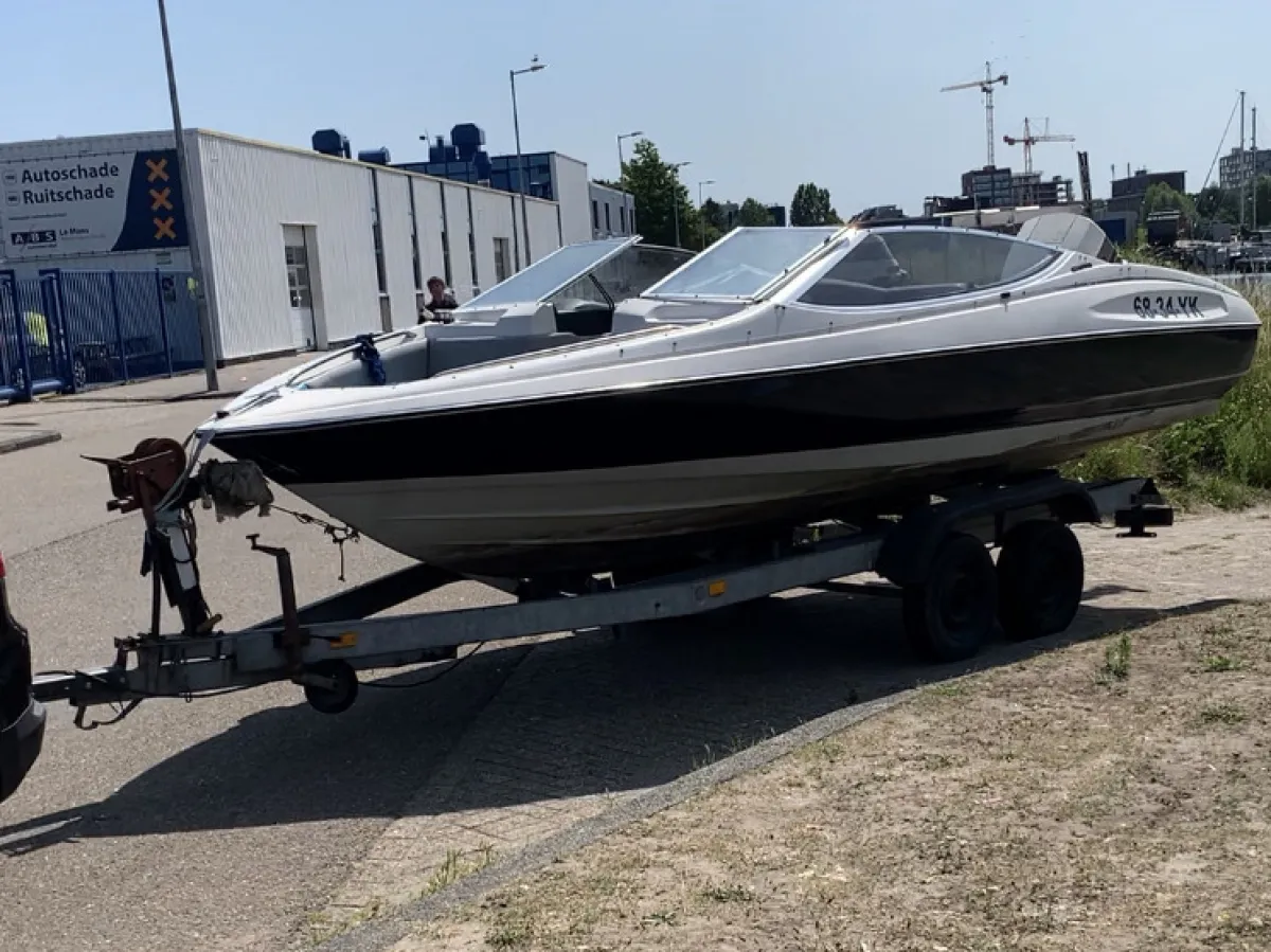 Polyester Speedboat Bayliner Capri