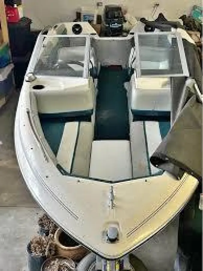 Polyester Speedboat Bayliner Capri