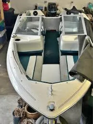 Polyester Speedboat Bayliner Capri Photo 2