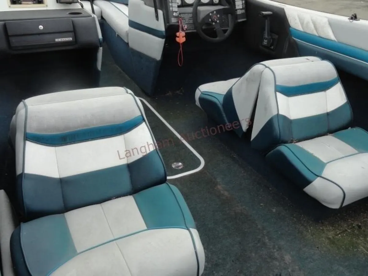 Polyester Speedboat Bayliner Capri