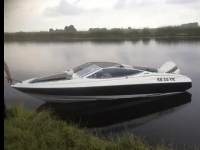 Polyester Speedboat Bayliner Capri Photo 4