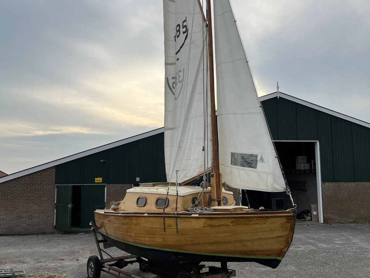 Wood Sailboat Cabin sailboat 600