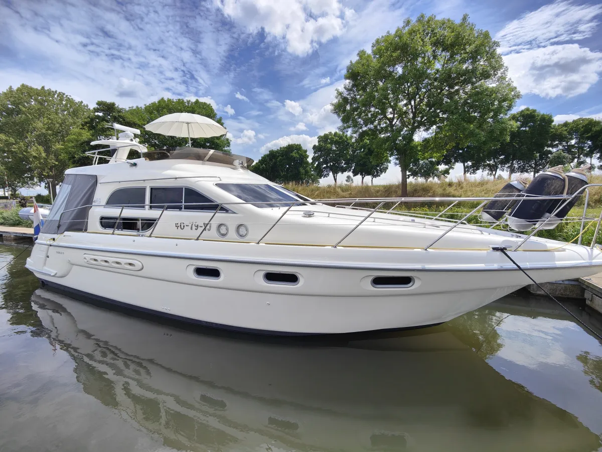 Polyester Motorboat Sealine 420 Statesman