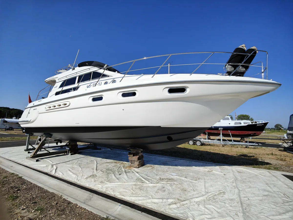 Polyester Motorboat Sealine 420 Statesman