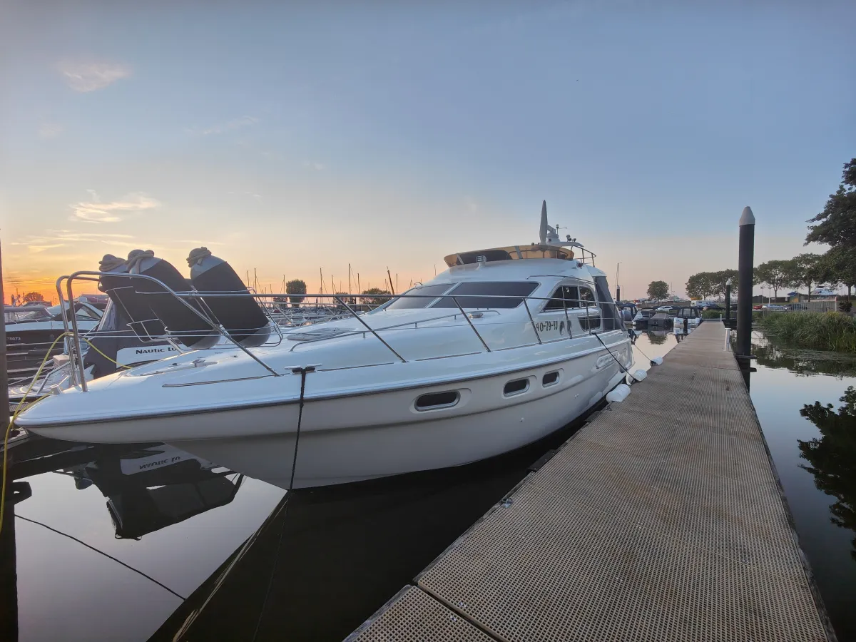 Polyester Motorboat Sealine 420 Statesman