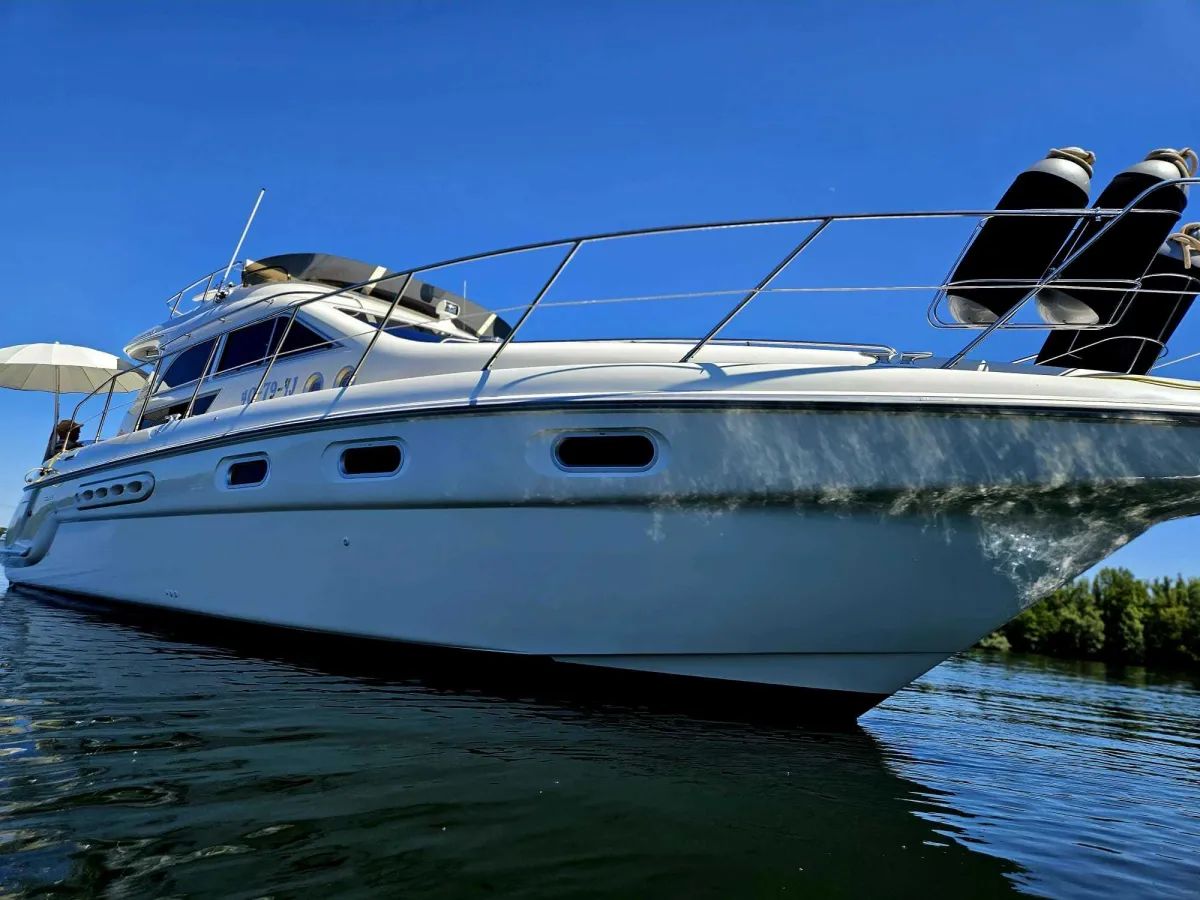 Polyester Motorboat Sealine 420 Statesman