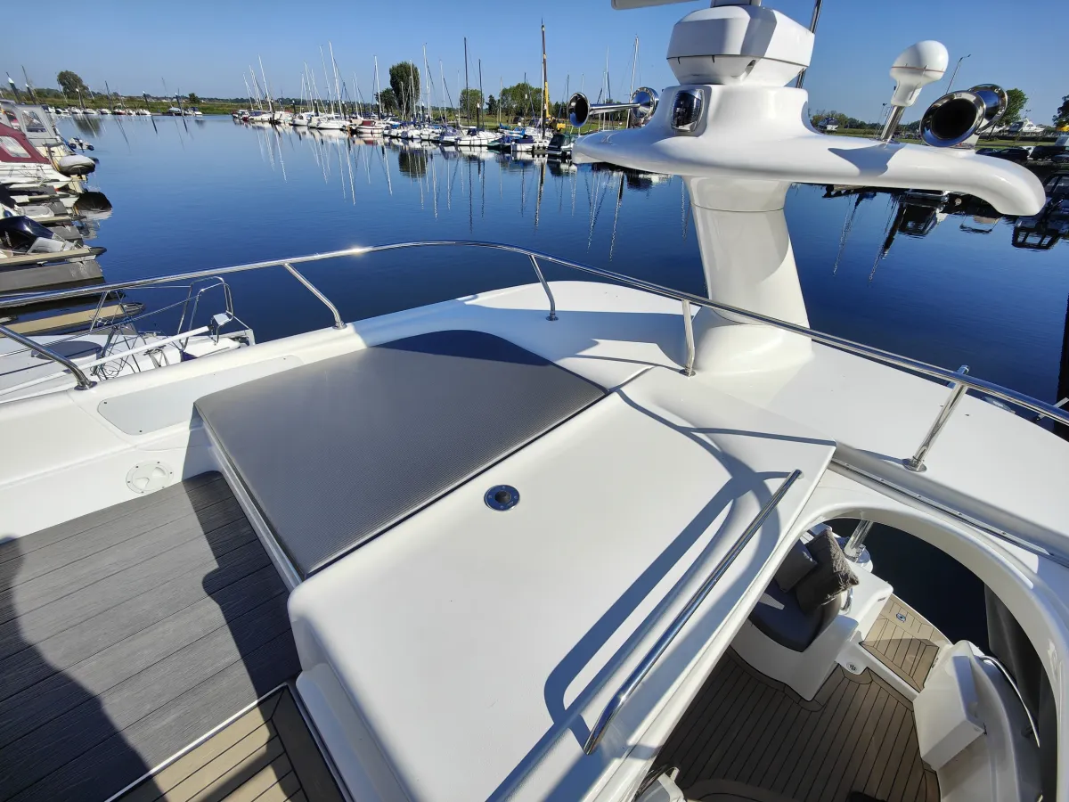 Polyester Motorboat Sealine 420 Statesman