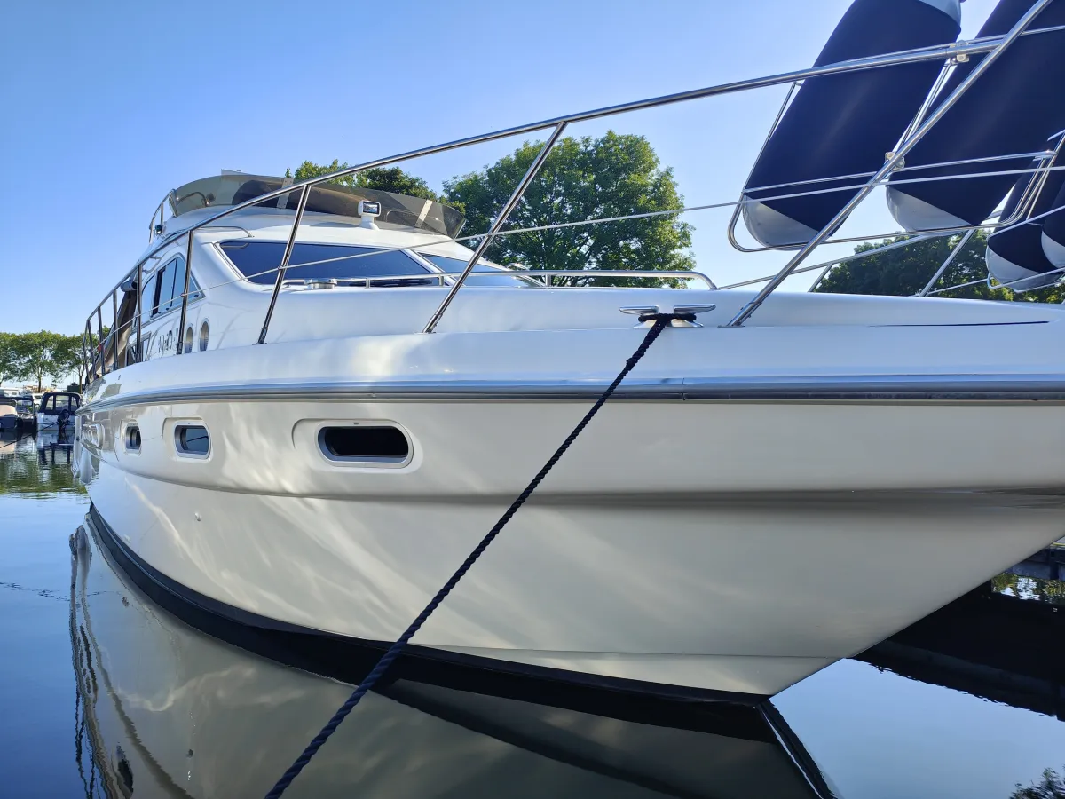 Polyester Motorboat Sealine 420 Statesman