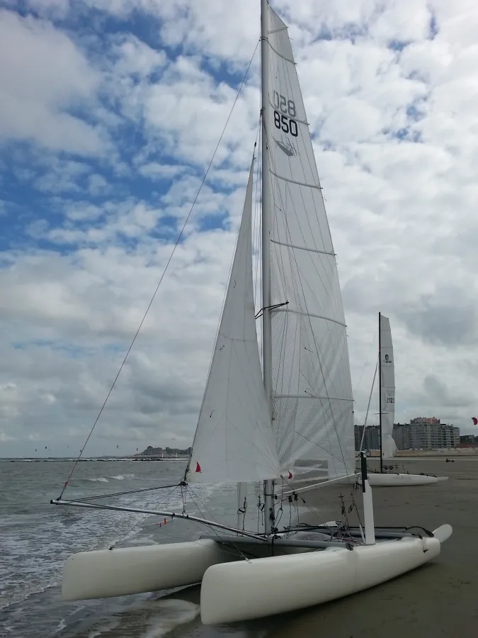 Polyester catamaran Dartsailer Hawk F18