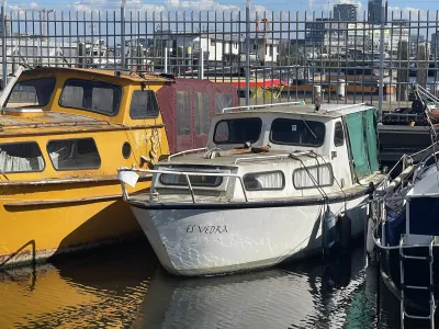 Cabin boat 700