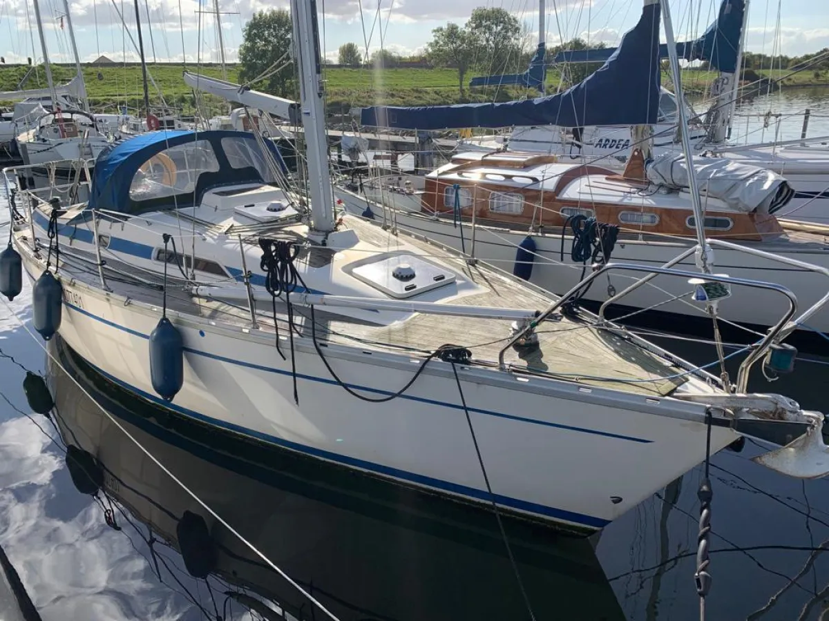 Polyester Sailboat Bavaria 30