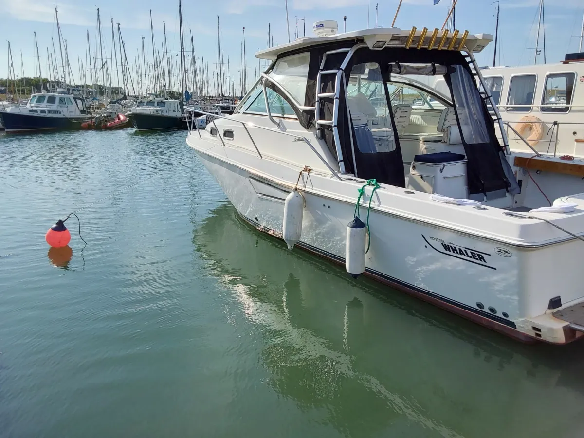 Polyester Speedboat Boston Whaler Defiance 34