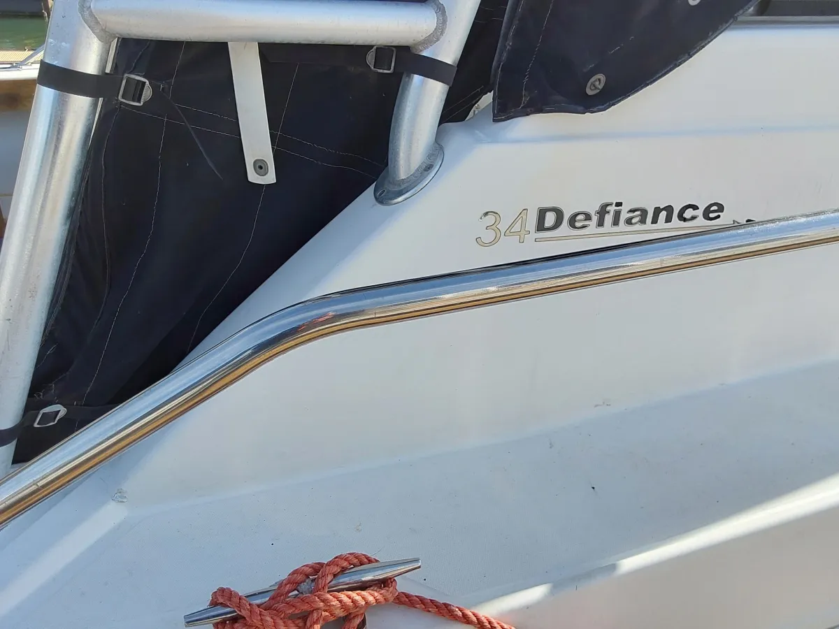 Polyester Speedboat Boston Whaler Defiance 34