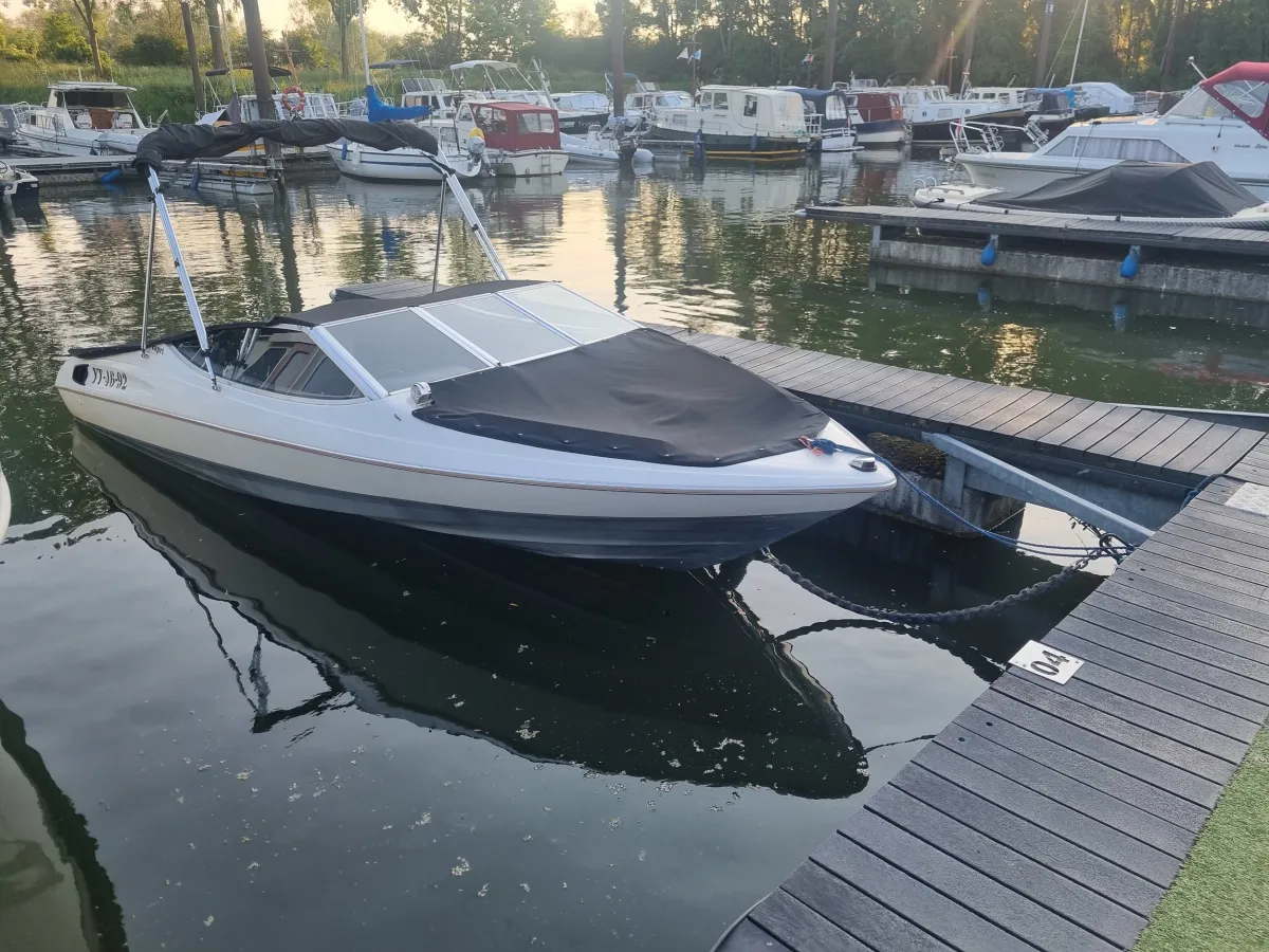 Polyester Speedboat Bayliner 2050 Capri