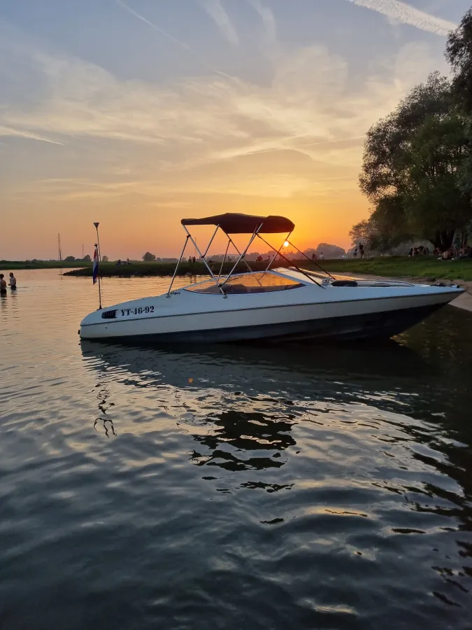 Polyester Speedboat Bayliner 2050 Capri