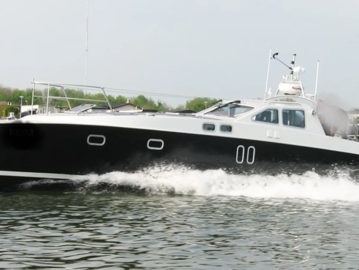 Composite Motorboat Boxer 39 HYBRIDE