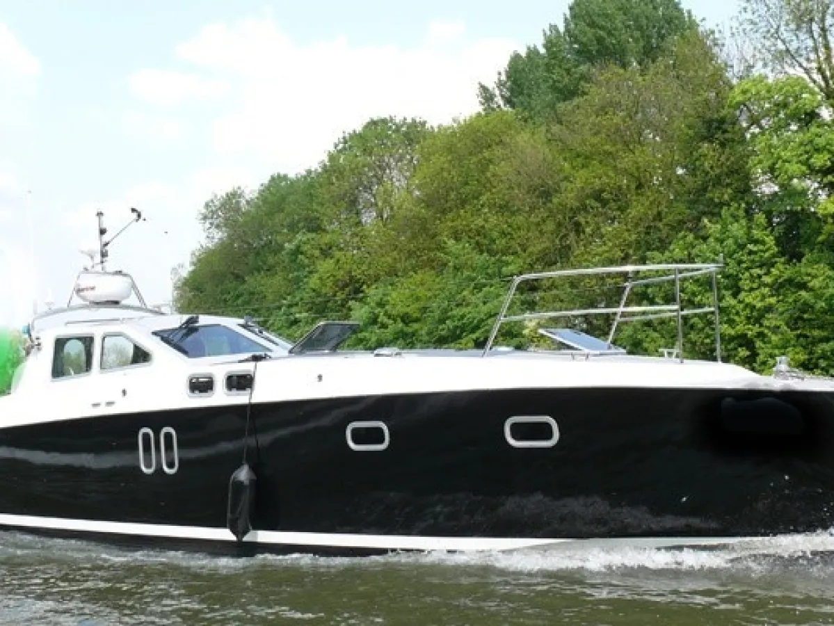 Composite Motorboat Boxer 39 HYBRIDE