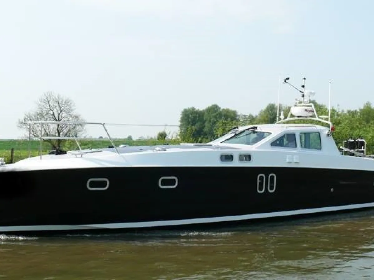 Composite Motorboat Boxer 39 HYBRIDE