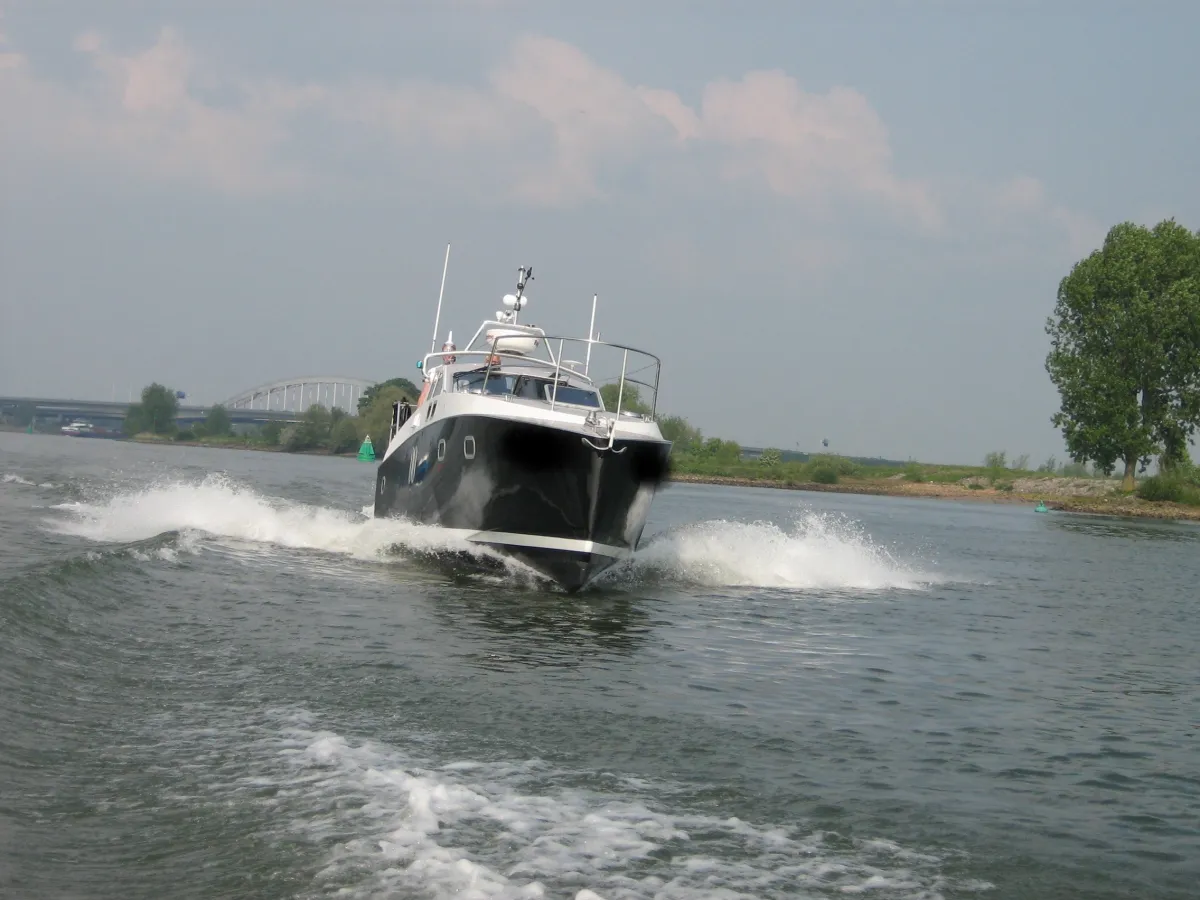 Composite Motorboat Boxer 39 HYBRIDE