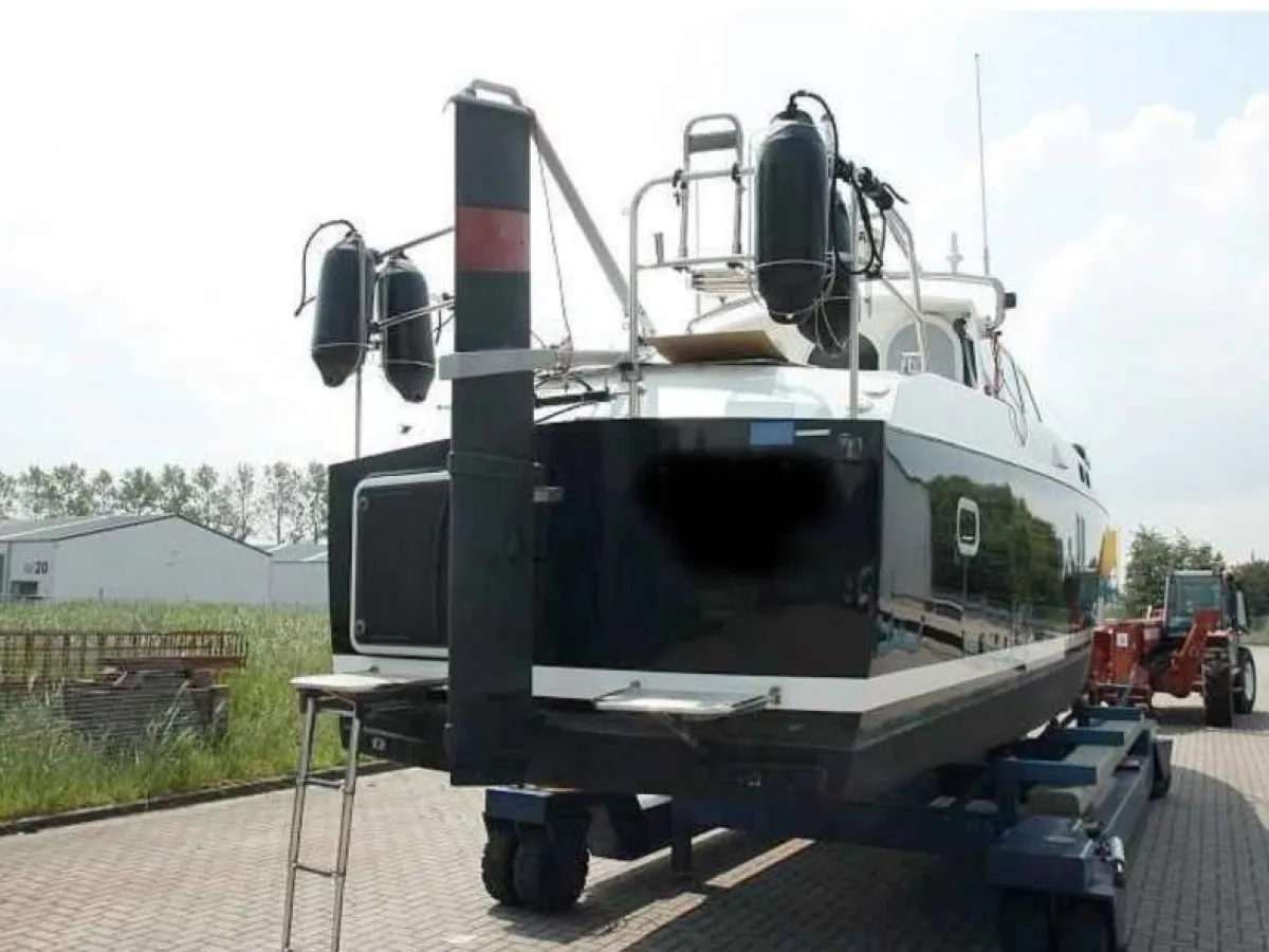 Composite Motorboat Boxer 39 HYBRIDE