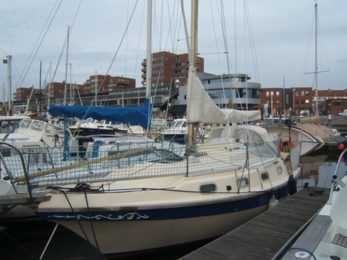 Polyester Sailboat Halcyon 27