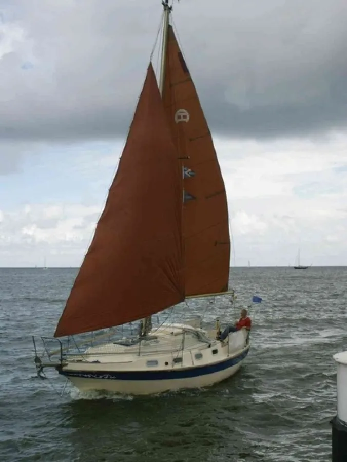 Polyester Sailboat Halcyon 27